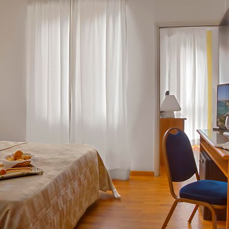 Mistral2 Hotel Oristano Exteriör bild